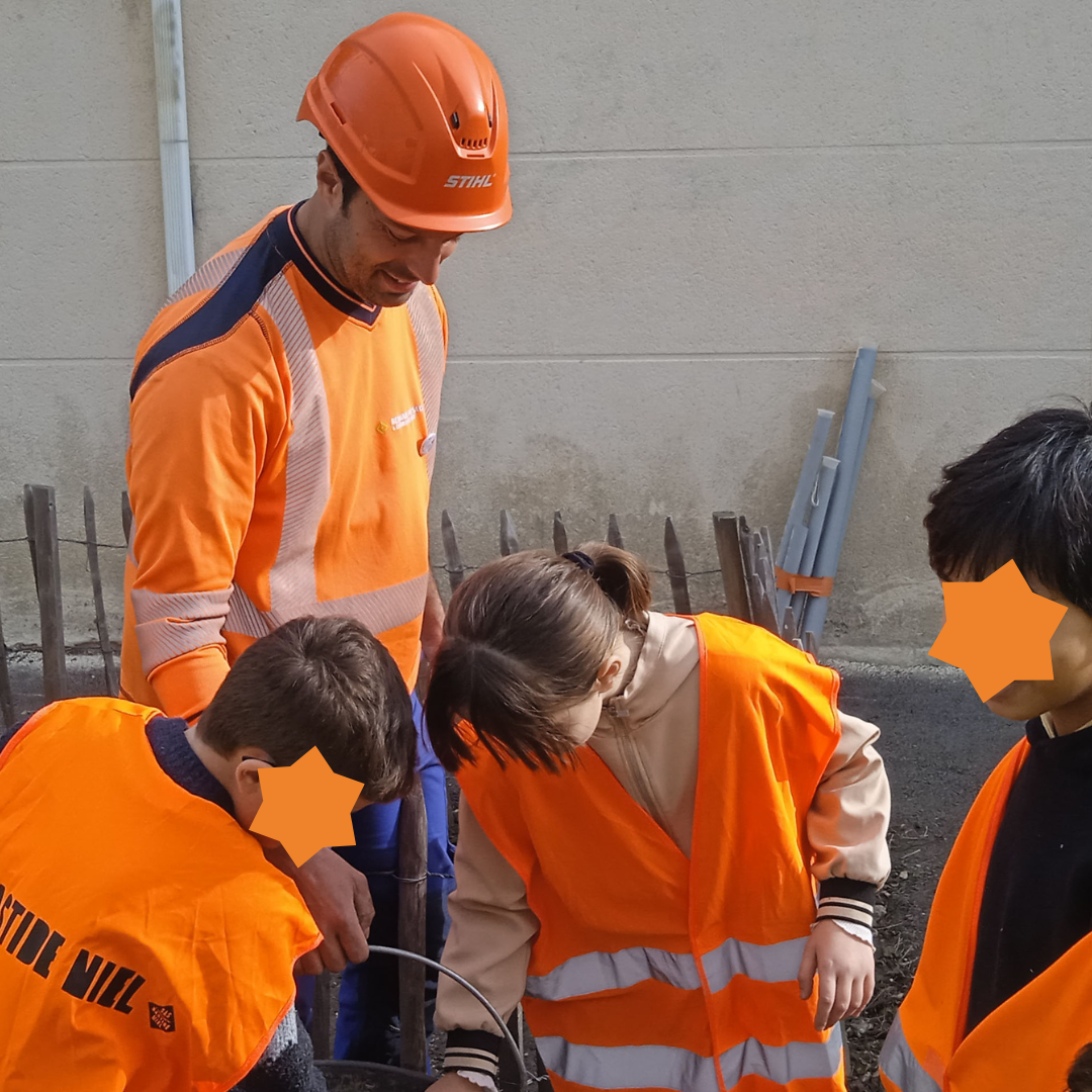 Les enfants plantent les arbres à Bastide Niel.