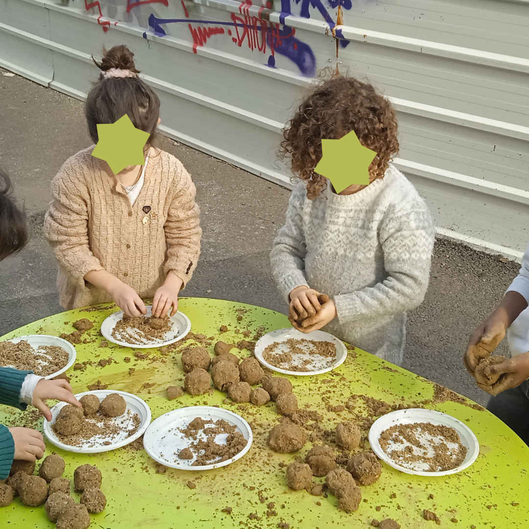 Les enfants plantent les arbres à Bastide Niel.