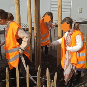 Les enfants plantent les arbres à Bastide Niel.