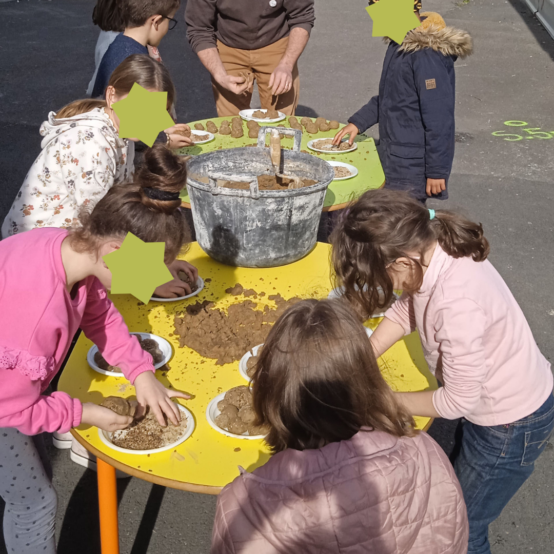 Les enfants plantent les arbres à Bastide Niel.