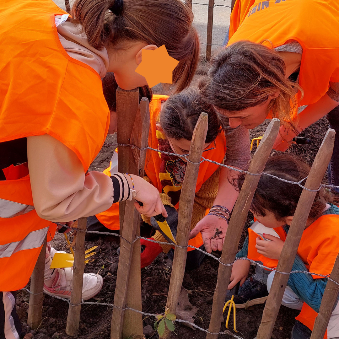 Les enfants plantent les arbres à Bastide Niel.